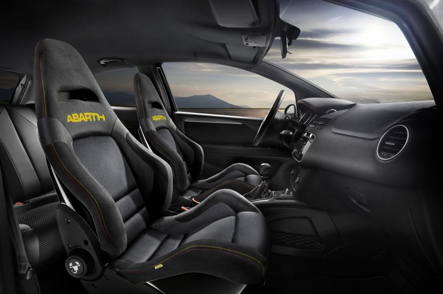 Интерьер Abarth Punto Evo Scorpione (199) 2011 года  (фото 3 из 3)